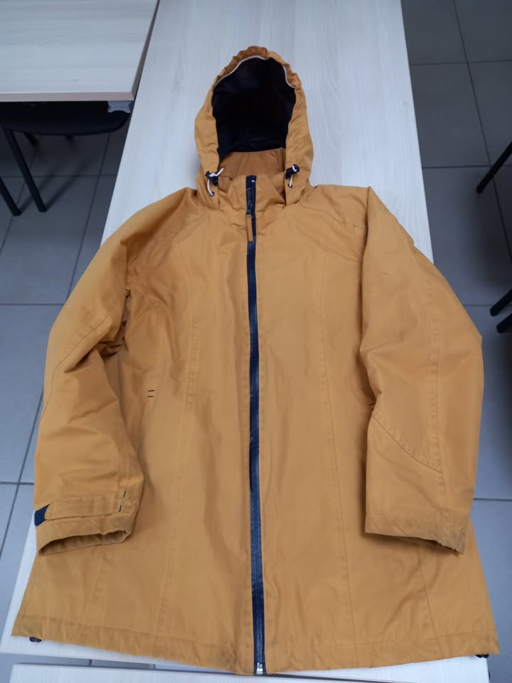 Trouvé veste jaune à la salle 